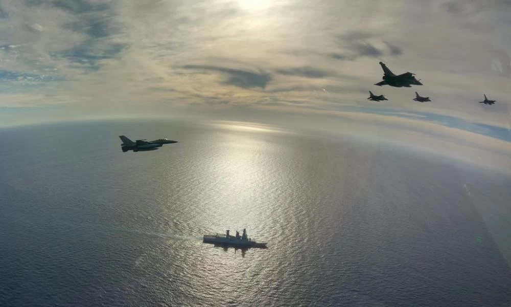 Mεγάλη κινητοποίηση στο Αιγαίο: Πολεμικά πλοία, ελικόπτερα & μαχητικά σε θέσεις ''μάχης'' - ''Μπλόκο'' στους μετανάστες